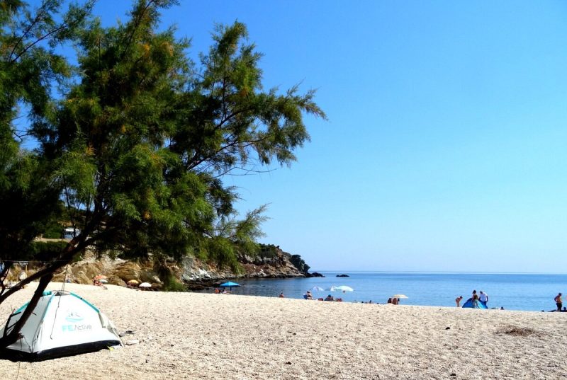 playa-con-forma-de-media.jpg